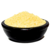 Geparfumeerde Granulaat - Daisy Fresh met gele couscous in een zwarte kom